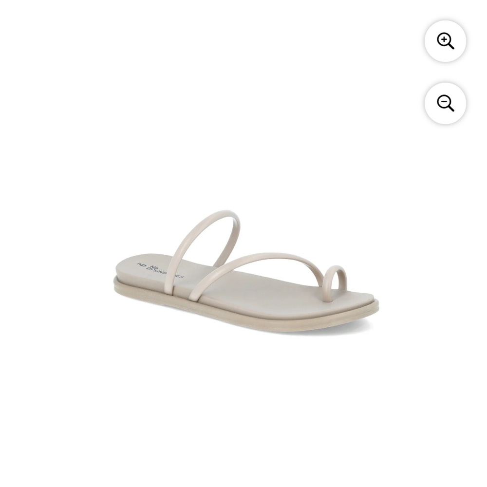 No Boundaries size 8 cream beige strappy toe loop footbed sandals